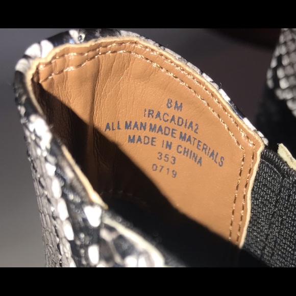 INDIGO SNAKE SKIN BOOTIE SZ 8 WOMEN - Picture 5 of 7